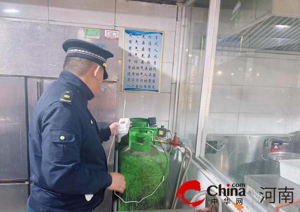 驻马店开发区城市管理局：严抓餐饮油烟治理 让环境更“净”一步(图2)