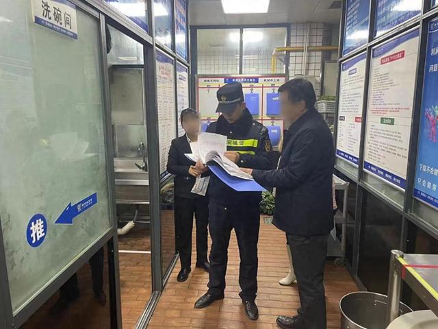 加大执法检查 护航空气质量 汉滨城管开展春节前大气污染防治攻坚行动(图1)